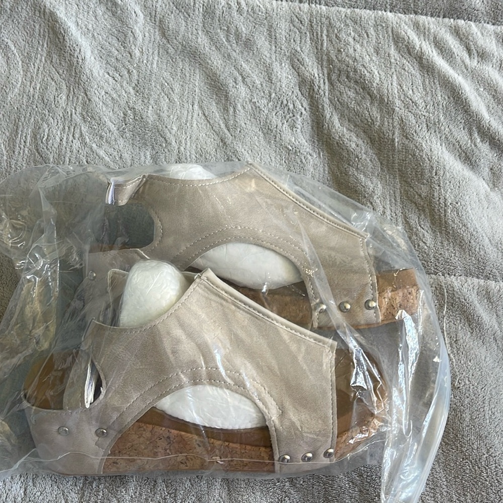 Neutral women’s wedge sandal